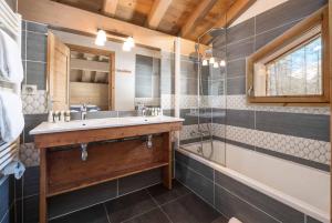 Et badeværelse på Madame Vacances Chalet Acajuma + 20 billeder