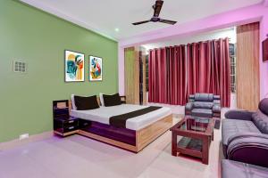 een slaapkamer met een bed en een bank bij Hotel O shreyansh in Chupra +31 foto's