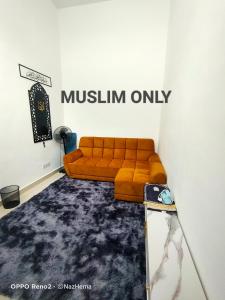 un salon avec un canapé et un miroir dans l'établissement NH Stay, Parit Buntar Perak, à Parit Buntar
