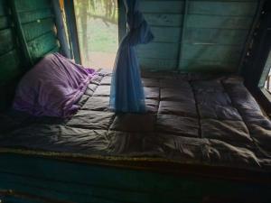 Postel nebo postele na pokoji v ubytování Black sand Gypsea Home Little Bay Kohchang Ranong