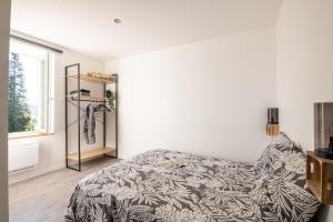 een slaapkamer met een bed en een raam bij Studio Chambre St Genest Malifaux in Saint-Genest-Malifaux