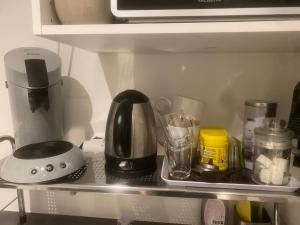 een koffiezetapparaat en een blender op een plank bij Studio Chambre St Genest Malifaux in Saint-Genest-Malifaux +10 foto's