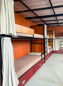 En eller flere køjesenge i et værelse på Mad & Nomad Backpackers Hostel