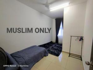 une chambre avec un lit et un panneau sur le mur dans l'établissement NH Stay, Parit Buntar Perak, à Parit Buntar 3 autres photos