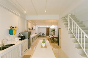 Il comprend une cuisine et un salon avec un escalier. dans l'établissement PANI Place Khaolak, à Khao Lak 31 autres photos
