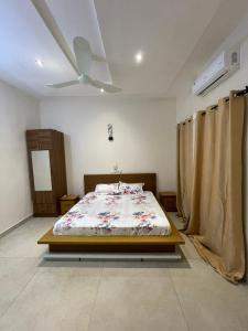 a bedroom with a bed and a ceiling fan at Forever Appartements Cosy luxe in Cotonou