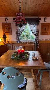 een eettafel met kaarsen erop bij Die Waldstube in Bromskirchen