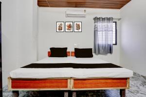 una camera da letto con un letto in una stanza di Hotel O Discus a Korādih