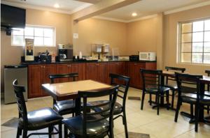 un restaurante con mesas y sillas y una cocina en Americas Best Value Inn Cartersville, en Cartersville