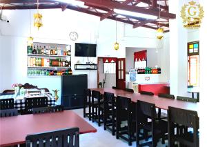 een eetkamer met rode tafels en zwarte stoelen bij Green Shade Resort & Haritha Sewana Hotel in Nallathanniya +30 foto's