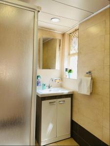 un piccolo bagno con lavandino e specchio di Carthage suites hotel a Baghdād