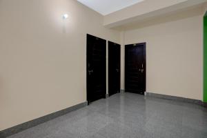 een kamer met twee zwarte kasten en een witte muur bij SPOT ON Hotel Brocode in Dānāpur