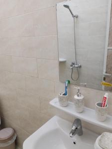 a bathroom with a sink and a shower at سمارا أدم SAMARA Adam in Ādam
