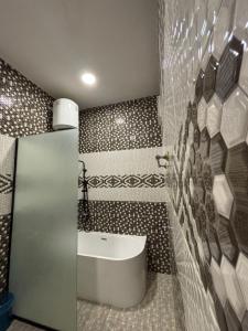 a bathroom with a sink and a bath tub at فندف رياح الجزيرة في السليل in Ahl Ḩunaysh