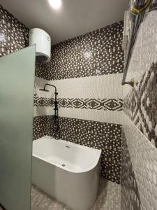 a bathroom with a white tub in a room at فندف رياح الجزيرة في السليل in Ahl Ḩunaysh