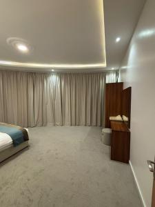 a bedroom with a bed and a toilet at فندف رياح الجزيرة في السليل in Ahl Ḩunaysh