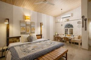 ein Schlafzimmer mit großem Bett und ein Esszimmer in der Unterkunft Elfreda, Vikramgad - 1BHK Villa - Pet Friendly in Zadapoli + 22 Fotos