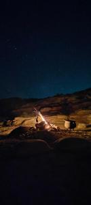 a view of a desert at night at DESERT Ezuz in ‘Ezuz +81 photos