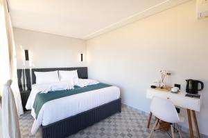 een slaapkamer met een bed en een bureau en een bed bij 7 Dreams Glamping #5 in Kubupenlokan