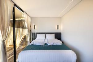 een slaapkamer met een bed en een balkon bij 7 Dreams Glamping #5 in Kubupenlokan