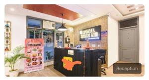 een restaurant met een bar in een kamer bij Hotel dev inn in Gurgaon