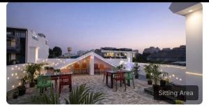 een patio met een tafel en stoelen in een gebouw bij Hotel dev inn in Gurgaon