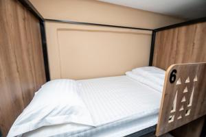 Giường trong phòng chung tại Sands Inn Hostel - Diriyah