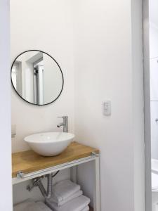 ein Badezimmer mit Waschbecken und Spiegel in der Unterkunft Moderno con vistas al Río in Pueblo Esther