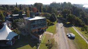 eine Luftansicht eines Hauses mit einem Auto neben einer Straße in der Unterkunft Moderno con vistas al Río in Pueblo Esther