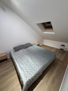 ein Schlafzimmer mit einem Bett in einem weißen Raum in der Unterkunft ROOMS Park Mazeikiai in Mažeikiai