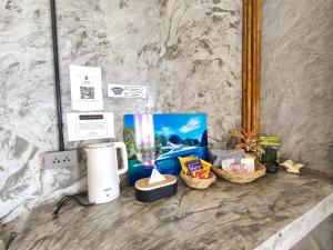 eine Theke mit Kaffeemaschine und Körben darauf in der Unterkunft Laeley 1,000 miles resort in Ko Lanta Yai