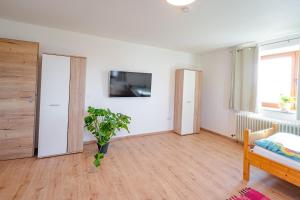 een kamer met een bed en een potplant erin bij FEWO 2 zur schönen Aussicht in Hinterschmiding