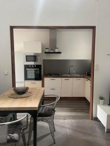 Køkken eller tekøkken på ÔCœur du Verger Private Tropical Loft