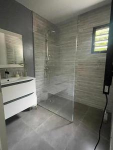 Et badeværelse på ÔCœur du Verger Private Tropical Loft