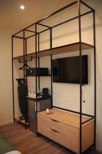 ein Schlafzimmer mit einem Etagenbett mit einer Holzkommode in der Unterkunft Dastan Grand Hotel in Jalal-Abad