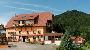Nespecifikovaný výhled na hory nebo výhled na hory při pohledu z hotelu