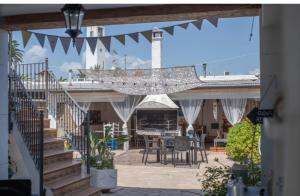 Blick auf eine Terrasse mit einem Tisch und Stühlen in der Unterkunft Cal Gasso Casa Rural con encanto en Delta del Ebro in El Poble Nou del Delta
