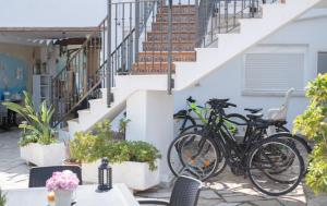 zwei Fahrräder neben einem Gebäude mit Treppe geparkt in der Unterkunft Cal Gasso Casa Rural con encanto en Delta del Ebro in El Poble Nou del Delta