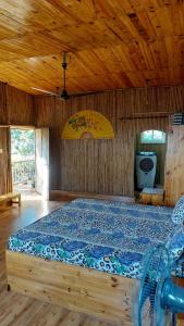ein großes Bett in einem Zimmer mit Holzdecke in der Unterkunft Kutuumb Morni Hills in Morni