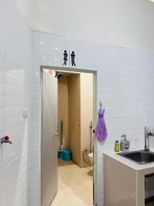 een badkamer met wastafel en toilet in een kamer bij Farwa home in Kampong Rusamileh