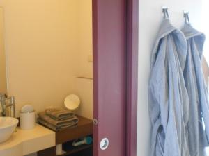 a bathroom with a blue towel hanging on a door at Kraaiberg in Ploegsteert