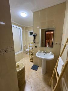 een badkamer met een wastafel en een spiegel bij Tanja Pearl in Tanger