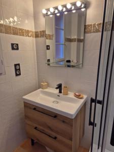 een badkamer met een wastafel en een spiegel bij Appartement Syrah in Collioure +10 foto's