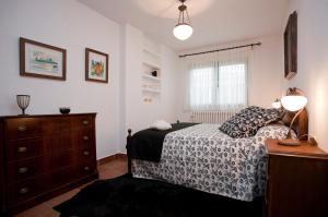 A bed or beds in a room at Casa Rural El Secreto de las Eras