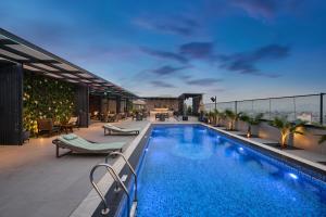 帕坦科特Riviera Sarovar Portico Pathankot的建筑物屋顶上的游泳池