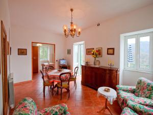 un soggiorno con tavolo e sedie di Spacious home surrounded by nature a Sesta Godano