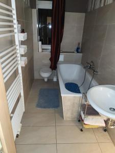 Et badeværelse på HBS TOP- PREIS, 2 Zimmer SD FeWo, 2x Doppelbett, 1 Einzelbett möglich 54 qm, große Küche Bad WC Einfach und gut VB-Preis