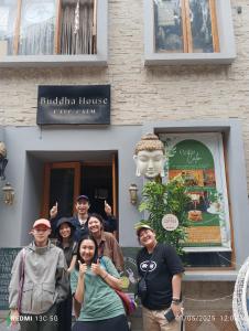 Gæster der bor på Buddha house 2