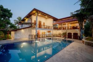 een huis met een zwembad voor een huis bij Nos Da Ty Hotel in Ahangama