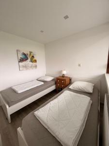 En eller flere senge i et værelse på Bungalow kleine Deichperle, Strand und Deich in unmittelbarer Nähe!